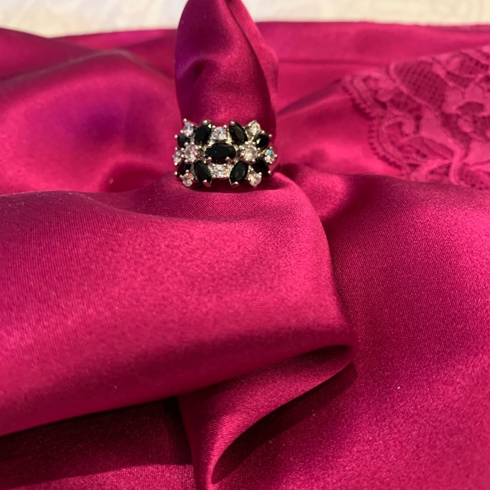 BEAUTIFUL BLACK & DIAMOND RING. LOOKS INCREDIBLY REAL. 925 STERLING SILVER - Picture 4 of 6